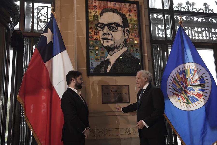  El presidente de Chile, Gabriel Boric (i), y el secretario general de la OEA, Luis Almagro, conversar tras desvelar un dibujo-retrato y una placa en honor al expresidente chileno Salvador Allende