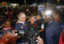 El presidente del sindicato United Auto Workers (UAW), Shawn Fain