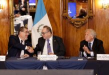 El equipo de transición del Gobierno de Guatemala detalla los pasos del traspaso de poder El presidente electo de Guatemala, Bernardo Arévalo, con el presidente saliente, Alejandro Giammattei, y el secretario general de la OEA, Luis Almagro.