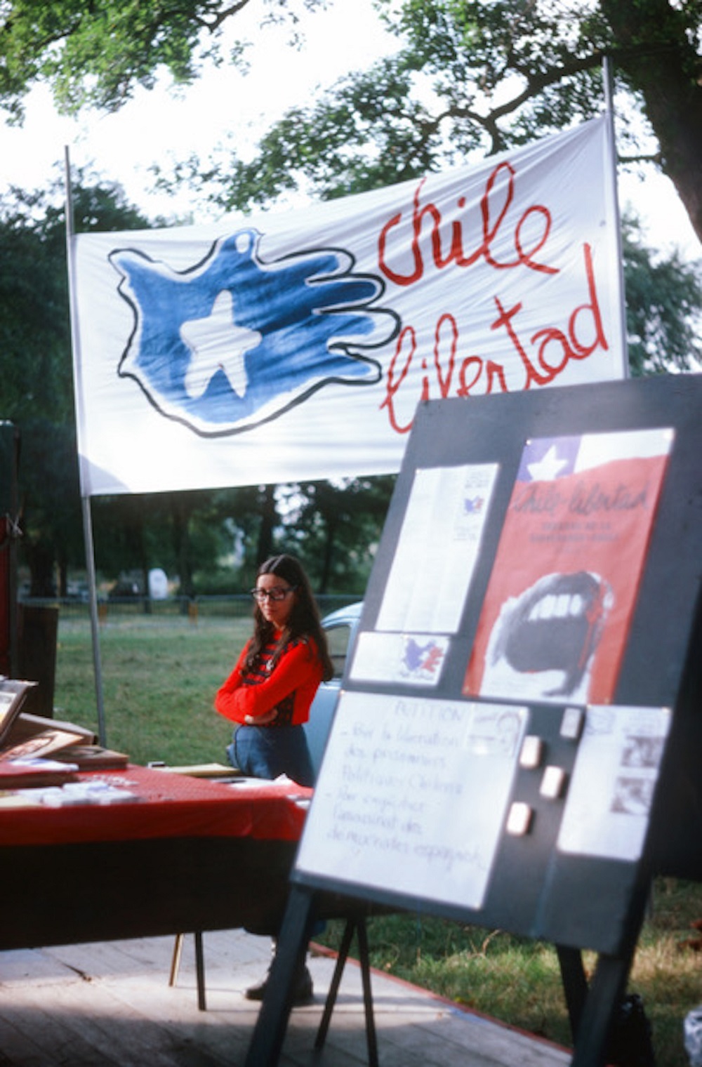 En el exilio, los artistas chilenos, como lo atestigua Gustavo Gac-Artigas, se estableció el Teatro de la Resistencia-Chile, con el cual se realizaron varias actividades para promover el respeto a los Derechos Humanos durante la dictadura militar.