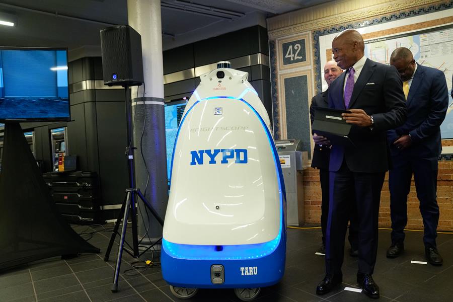 Eric Adams mientras habla durante la presentaci&oacute;n del robot de la polic&iacute;a de Nueva York llamado K5 (1)
