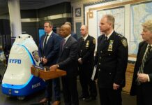 Eric Adams mientras habla durante la presentación del robot de la policía de Nueva York llamado K5 (3)
