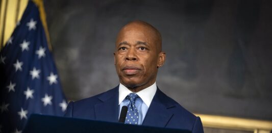 La organización Make the Road acusó este viernes al alcalde de Nueva York, Eric Adams, de "xenofobia" y de fomentar el odio hacia los inmigrantes recién llegados por sus comentarios de que éstos "destruirán la ciudad". Foto Ed Reed Mayoral Photography Office