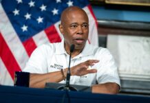 El alcalde de Nueva York, el demócrata Eric Adams, ha advertido este jueves de que la migración ilegal "destruirá la ciudad" en un contexto en que la metrópoli estadounidense se enfrenta a una de las mayores oleadas de migración de los últimos años. Foto Ed ReedMayoral Photography Office