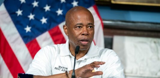 El alcalde de Nueva York, el demócrata Eric Adams, ha advertido este jueves de que la migración ilegal "destruirá la ciudad" en un contexto en que la metrópoli estadounidense se enfrenta a una de las mayores oleadas de migración de los últimos años. Foto Ed ReedMayoral Photography Office