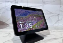 Fotografía del Echo Hub de Amazon.