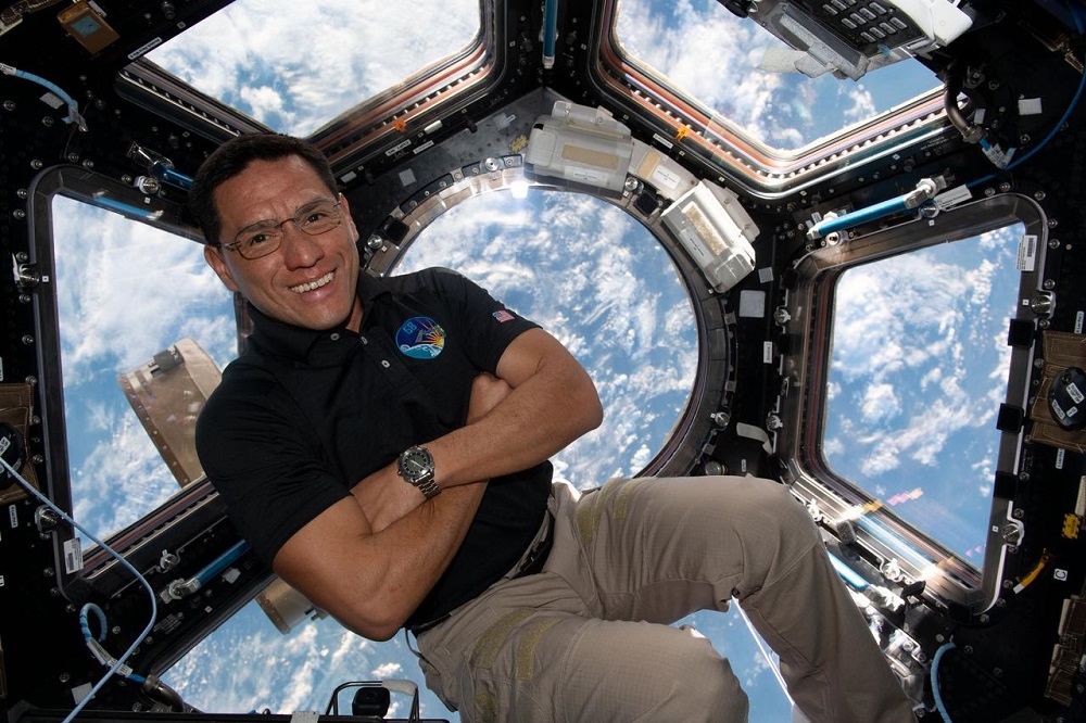 Frank Rubio. Foto NASA El estadounidense de origen salvadoreño Frank Rubio sobrepasó este lunes en la Estación Espacial Internacional (EEI) el récord de 355 días consecutivos, 3 horas y 45 minutos de permanencia en el espacio.