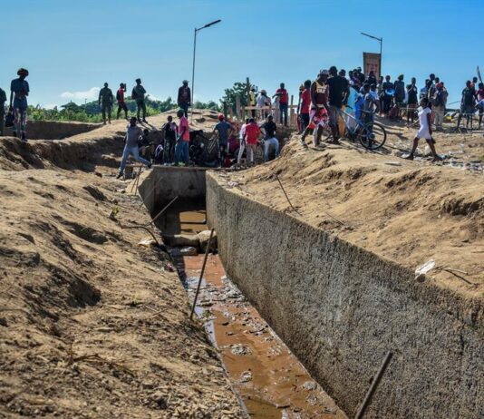 República Dominicana y Haití mantienen enquistadas sus posiciones sobre la construcción del polémico canal en el limítrofe río Masacre, cuando este viernes se cumple una semana de que Santo Domingo cerrase todas las fronteras con el vecino país, lo que está generando importantes daños económicos a ambas partes.