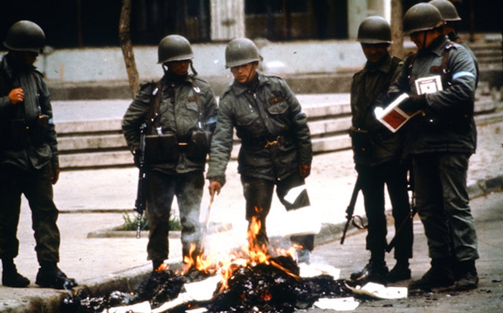 El golpe militar del 9/11 de 1973 fue el inicio de una etapa de censura y terror, en la cual ni las publicaciones sobrevivieron al exterminio. En la gr&aacute;fica soldados incineran libros censurados por el r&eacute;gimen dictatorial. Foto cortes&iacute;a de Gustavo Gac-Artigas.