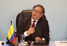 El presidente colombiano dice que la crisis migratoria arrancó con un "bloqueo económico" El presidente de Colombia, Gustavo Petro, aseguró este sábado que la crisis migratoria, que afecta a su país por el paso masivo de personas por el tapón del Darién, en la frontera con Panamá, arrancó con un "bloque económico".
