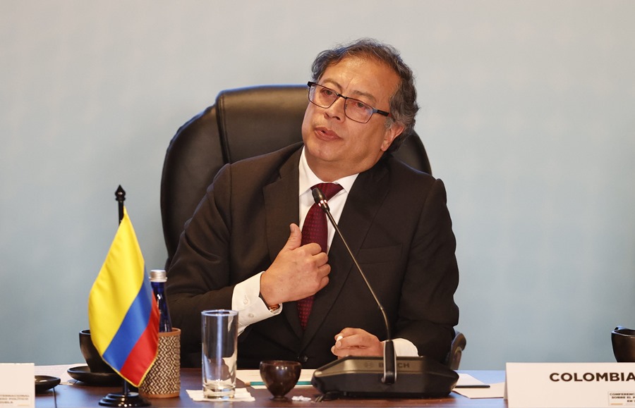 Gustavo Petro El presidente de Colombia, Gustavo Petro, aseguró este sábado que la crisis migratoria, que afecta a su país por el paso masivo de personas por el tapón del Darién, en la frontera con Panamá, arrancó con un