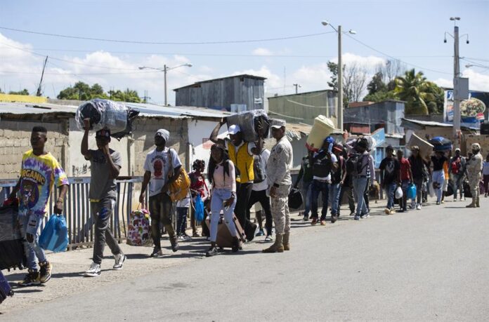 Haitianos vigilados por miembros del Cuerpo Especializado en Seguridad Fronteriza Terrestre de República Dominicana (2) Haitianos vigilados por miembros del Cuerpo Especializado en Seguridad Fronteriza Terrestre de República Dominicana (2)