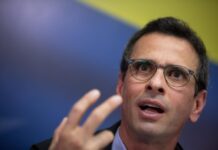 El candidato a las primarias opositoras de octubre en Venezuela Henrique Capriles pidió este lunes "dolarizar" el salario y aumentar el sueldo mínimo y la pensión -actualmente en 130 bolívares (unos 3,96 dólares, al cambio oficial), en un 3.687,8 %, hasta 150 dólares.