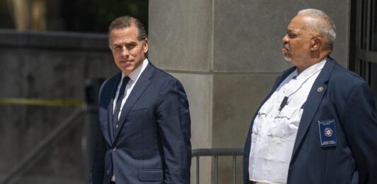 Hunter Biden, hijo del presidente Joe Biden, fue imputado este jueves de tres cargos relacionados con la compra y posesión de armas,