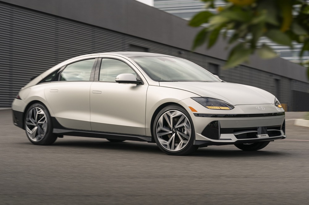 IONIQ6 portada El Ioniq 6 toma la fórmula ganadora del Ioniq 5 y la transforma, reduciéndola y mejorándola, para entregarnos un auto descollante, de mejor conducción y disfrute al volante.