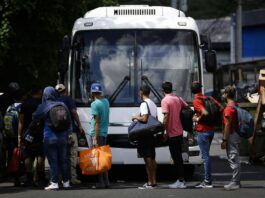La ciudad de Denver siente de nuevo la "presión" por la llegada masiva de inmigrantes enviados en decenas de autobuses por el gobernador de Texas, el republicano Greg Abbott, y que tiene a la capital de Colorado al borde de una nueva emergencia.