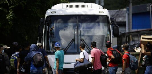 La ciudad de Denver siente de nuevo la "presión" por la llegada masiva de inmigrantes enviados en decenas de autobuses por el gobernador de Texas, el republicano Greg Abbott, y que tiene a la capital de Colorado al borde de una nueva emergencia.