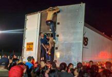 El Instituto Nacional de Migración (INM) de México identificó este jueves a 350 migrantes de Guatemala, Ecuador, Honduras y El Salvador hacinados y deshidratados en la caja de un tráiler, según notificó la instancia en un comunicado.