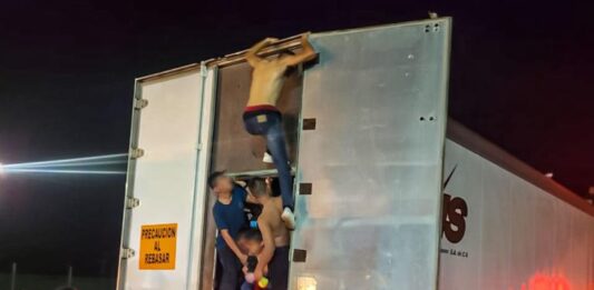 El Instituto Nacional de Migración (INM) de México identificó este jueves a 350 migrantes de Guatemala, Ecuador, Honduras y El Salvador hacinados y deshidratados en la caja de un tráiler, según notificó la instancia en un comunicado.