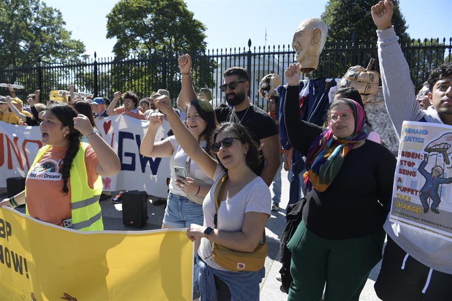 Inmigrantes y activistas protestan contra la política migratoria del presidente Joe Biden