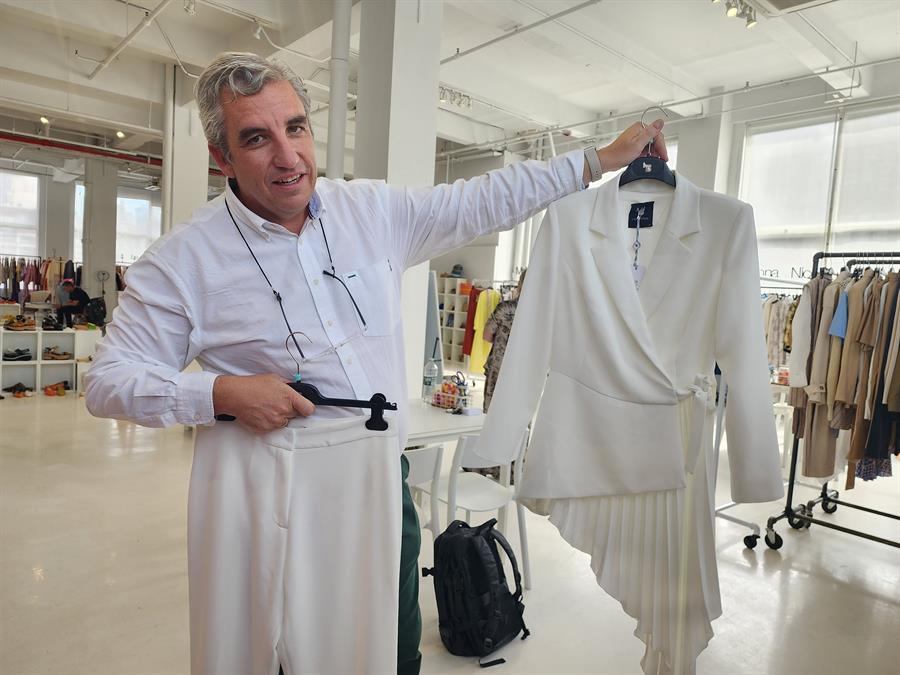 Jesus Bernal, al frente de la firma Laura Bernal, de Murcia, muestra unas piezas primavera-verano 2024 