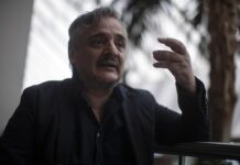 Juan Pablo Meneses: "La literatura va a terminar escribiendo la historia de los pueblos" El escritor chileno Juan Pablo Meneses aseguró este sábado que será la literatura la que escribirá la historia y lo hará de una manera fidedigna, a partir de la ficción.