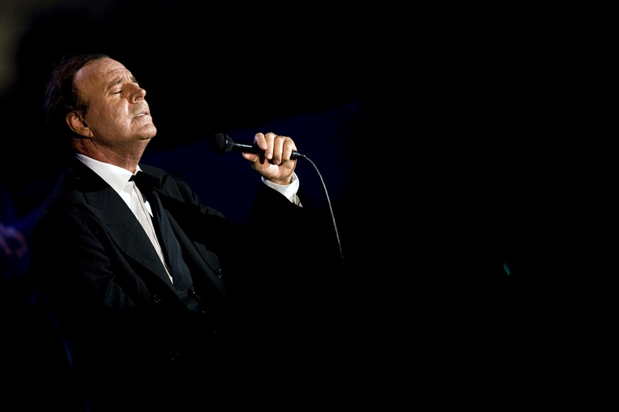 Julio Iglesias A punto de cumplir 80 años de edad este próximo sábado y superado de largo el medio siglo de carrera, Julio Iglesias contribuyó al cancionero universal con una colección inapelable de temas propios surgidos de su puño y letra o creados a medida por algunos de los autores más celebrados de la historia.