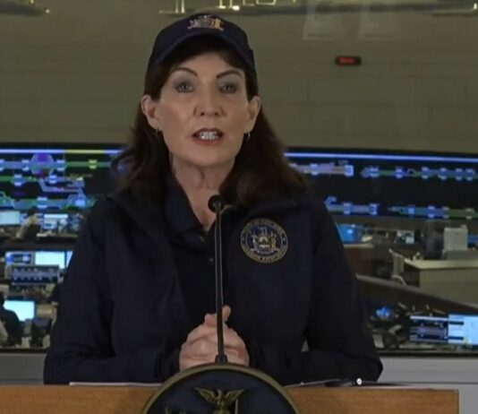 Las inundaciones en Nueva York fueron "históricas" pero no causaron muertes La gobernadora de Nueva York, Kathy Hochul, dijo este sábado que las inundaciones del viernes en el estado fueron "históricas", con la paralización del transporte público, carreteras y aeropuertos, pero que no hubo víctimas mortales.