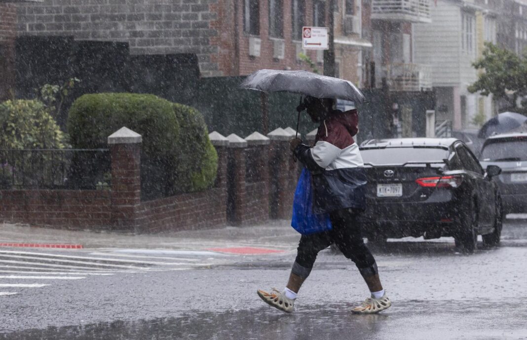 El jueves, cuando el servicio de meteorología había advertido del mal tiempo, remanente de la tormenta tropical Ophelia, Adams no tomó ninguna acción para alertar a los residentes de la ciudad