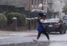 El jueves, cuando el servicio de meteorología había advertido del mal tiempo, remanente de la tormenta tropical Ophelia, Adams no tomó ninguna acción para alertar a los residentes de la ciudad