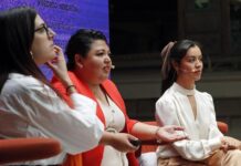 La directora del contact center de M de Mujer, Mara Aguilar (c), la médica especialista en ginecología y obstetricia Erika Valencia Mejía (d), y la educadora sexo afectiva e influencer, María a Secas (2)