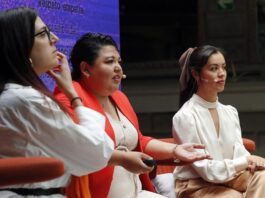 La directora del contact center de M de Mujer, Mara Aguilar (c), la médica especialista en ginecología y obstetricia Erika Valencia Mejía (d), y la educadora sexo afectiva e influencer, María a Secas (2)