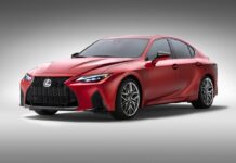 Lexus IS 500 F SPORT Performance. ¿La película al revés? Lexus IS 500 F SPORT Performance.