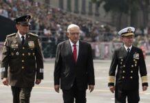 López Obrador encabeza un desfile militar para conmemorar la Independencia de México.