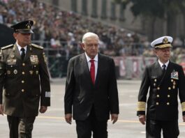 López Obrador encabeza un desfile militar para conmemorar la Independencia de México.