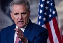 Estados Unidos vuelve a asomarse este sábado a la posibilidad de un cierre del Gobierno federal, una suerte de tradición de las administraciones divididas entre republicanos y demócratas en el país pero que, en este caso, llegaría en un momento delicado para la primera economía del mundo.