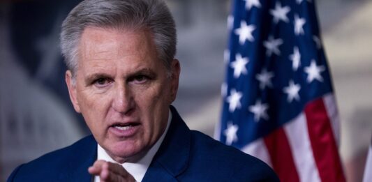 Estados Unidos vuelve a asomarse este sábado a la posibilidad de un cierre del Gobierno federal, una suerte de tradición de las administraciones divididas entre republicanos y demócratas en el país pero que, en este caso, llegaría en un momento delicado para la primera economía del mundo.