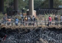 Frontera norte de México, reflejo de una nueva crisis humanitaria por oleada de migrantes Un grupo de migrantes camina del lado de Estados Unidos después cruzar la frontera por el río Bravo, el 22 de septiembre de 2023.