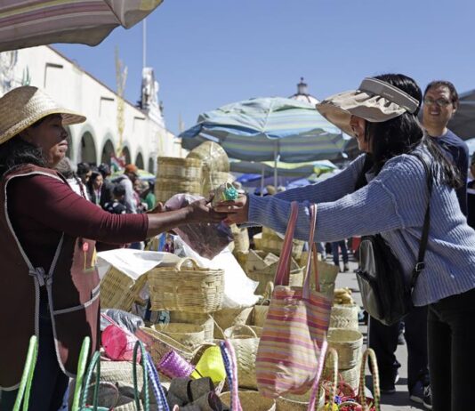Pobladores reviven la tradición prehispánica del trueque, patrimonio del centro de México.