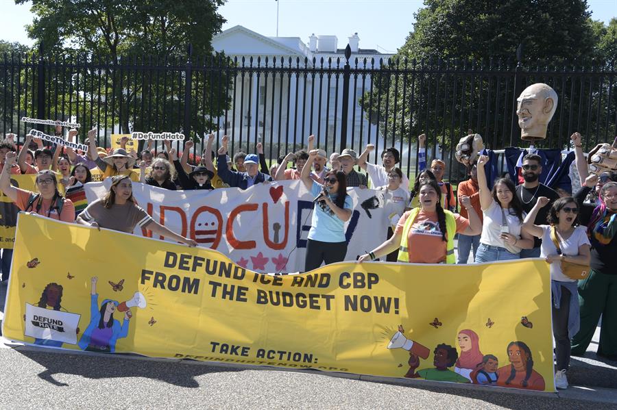 Manifestantes sostienen un títere del presidente de Estados Unidos, Joe Biden (1)