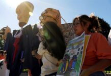 Manifestantes sostienen un títere del presidente de Estados Unidos, Joe Biden (2)