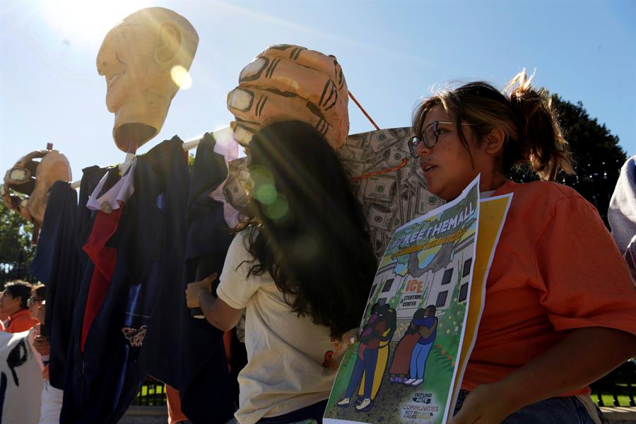 Manifestantes sostienen un títere del presidente de Estados Unidos, Joe Biden (2) Manifestantes sostienen un títere del presidente de Estados Unidos, Joe Biden (2)