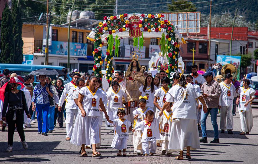 ndígenas Mayas caminan con la imagen de La Virgen de La Merced hoy, en la comunidad de San Cristóbal de las Casas(México).