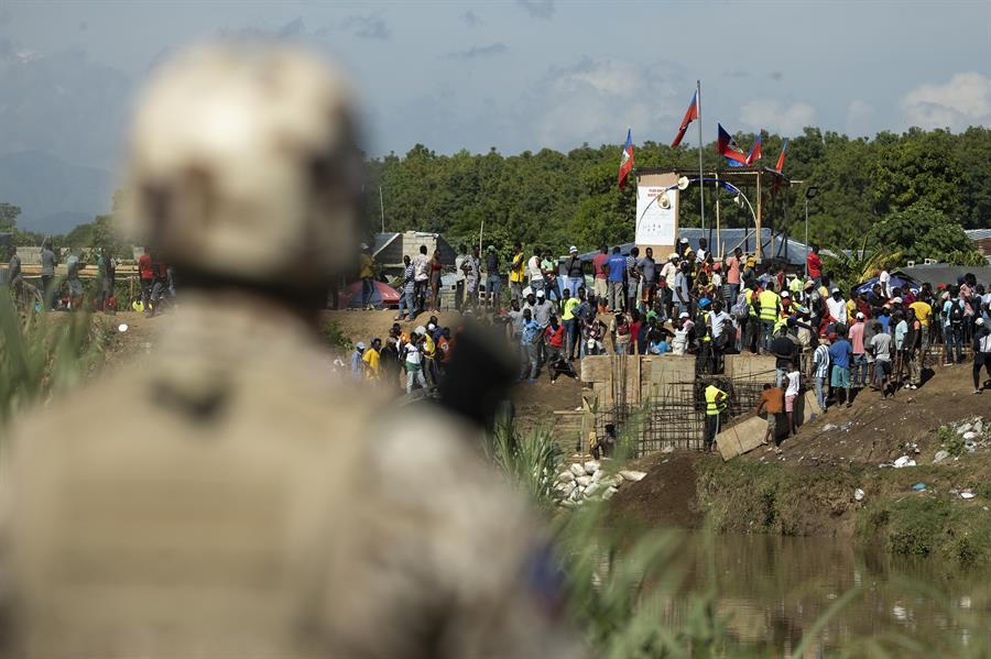 Miembros del Cuerpo Especializado en Seguridad Fronteriza Terrestre (Cesfront) de Rep&uacute;blica Dominicana vigilan hoy el paso fronterizo sobre el r&iacute;o Masacre (1)