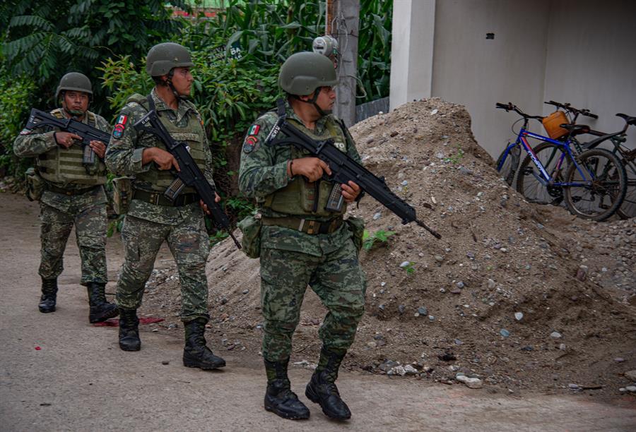 Miembros del Ejercito Mexicano realizan patrullajes y reconocimiento hoy del &aacute;rea urbana (1)