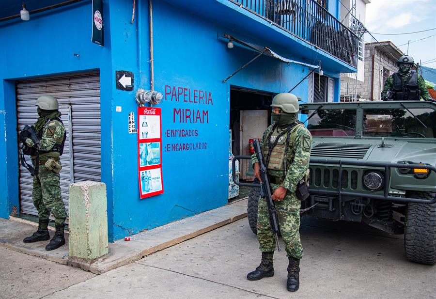 Miembros del Ejercito Mexicano realizan patrullajes y reconocimiento hoy del &aacute;rea urbana (2)