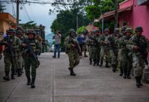 Miembros del Ejercito Mexicano realizan patrullajes y reconocimiento hoy del área urbana (3)