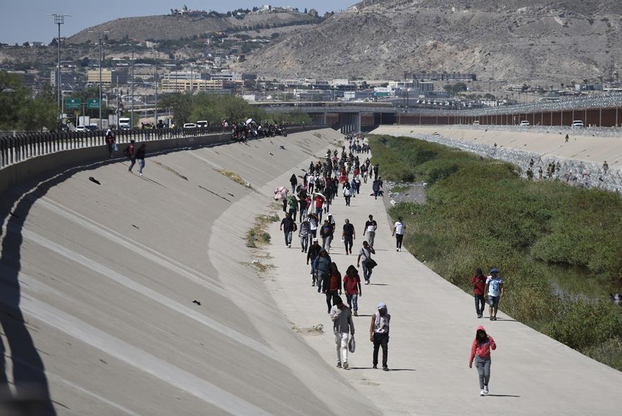Migrantes caminan hoy, a un costado de la frontera con Estados Unidos Migrantes