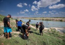 La llegada de miles de migrantes diarios a la frontera de Estados Unidos y México mantiene en emergencia a ciudades de Texas, California y Arizona mientras ambos países tratan de quitarles presión mediante un compromiso del fin de semana para devolverlos a sus países.