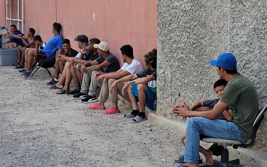 Migrantes permanecen en el albergue La Casa del Migrante, el 30 de agosto de 2023, en Ciudad Juárez, Chihuahua (México).